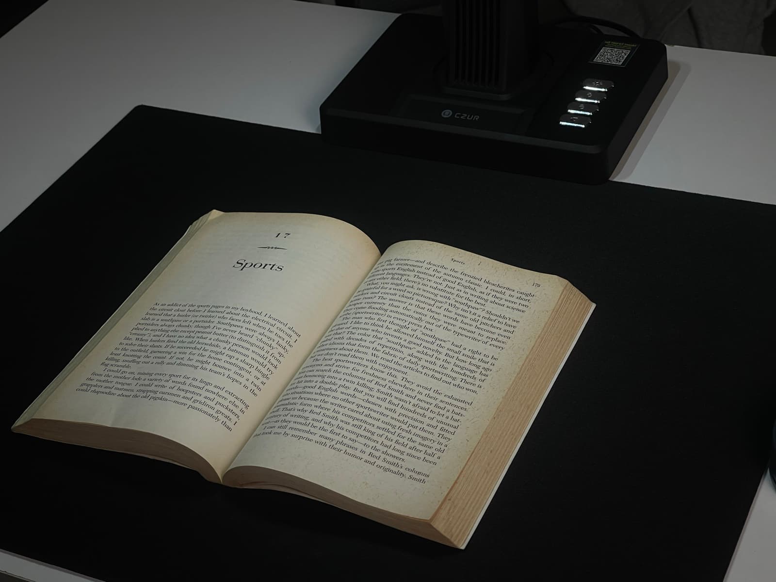 Sách On Writing Well mở trên bàn scan trong ảnh thực tế Papyrus cung cấp